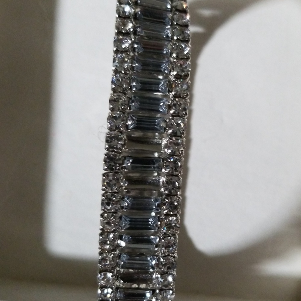 1 size fits all stainless wristband w rhinestones